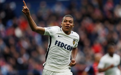 海博电竞快讯-基耶萨赛前热身秀脚法